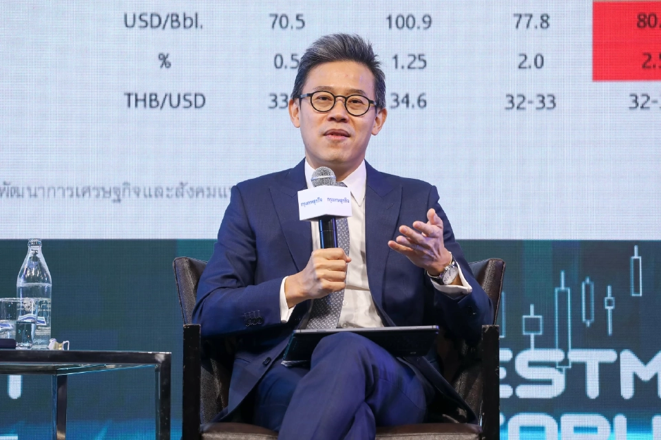 ดร.สมประวิณ มันประเสริฐ รองผู้จัดการใหญ่ ประธานเจ้าหน้าที่บริหาร กลุ่มงาน Economic Intelligence Center (EIC)