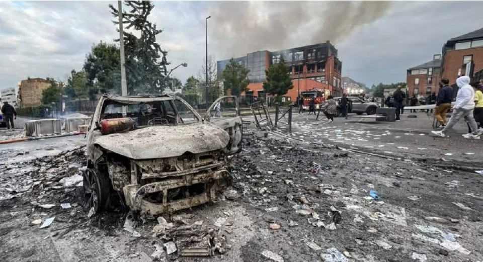 การชุมนุมกลายเป็นความโกลาหลอลหม่าน หลังจากที่พวกเขาได้ก่อเหตุจุดไฟเผาอาคาร ยวดยานพาหนะ