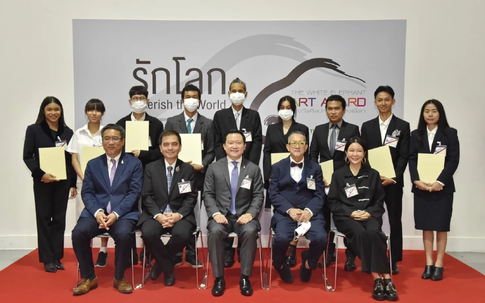 “รักโลก” นิทรรศการ “ศิลปกรรมช้างเผือก ครั้งที่ 12”  