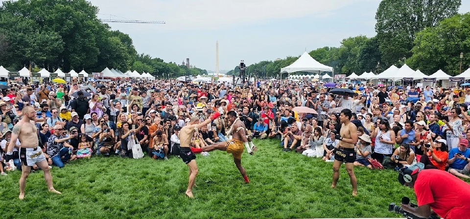 ผู้ชมแน่นขนัดบริเวณหน้าอาคารรัฐสภาสหรัฐ 