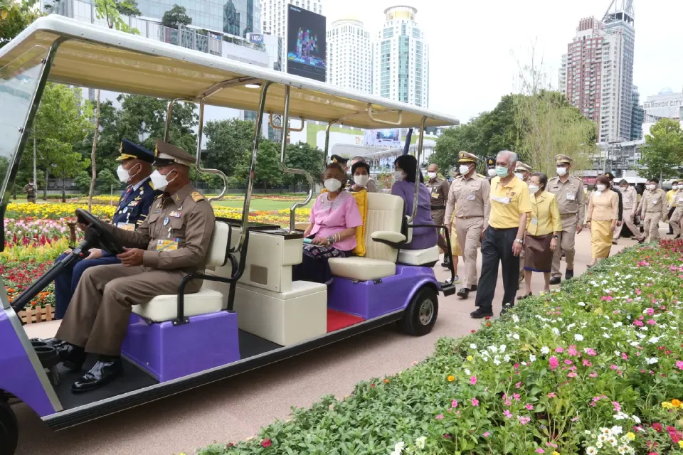 สมเด็จพระกนิษฐาธิราชเจ้าฯ เสด็จพระราชดำเนินไปทรงปลูกต้นไม้ สวนปทุมวนานุรักษ์