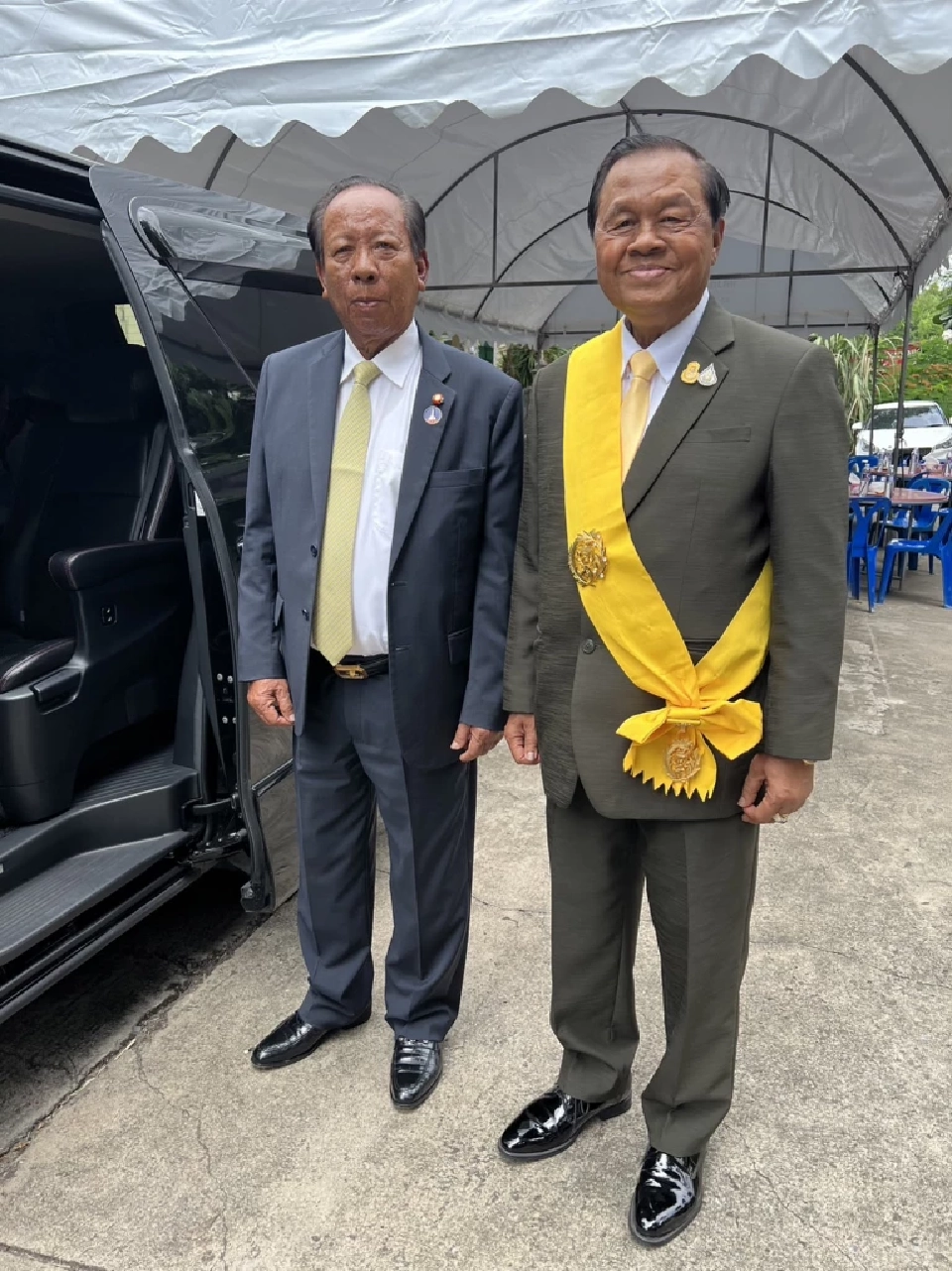 เปิดภาพ "พล.อ.ชวลิต ยงใจยุทธ" รับมอบเครื่องราชฯสูงสุดจากรัฐบาลกัมพูชา