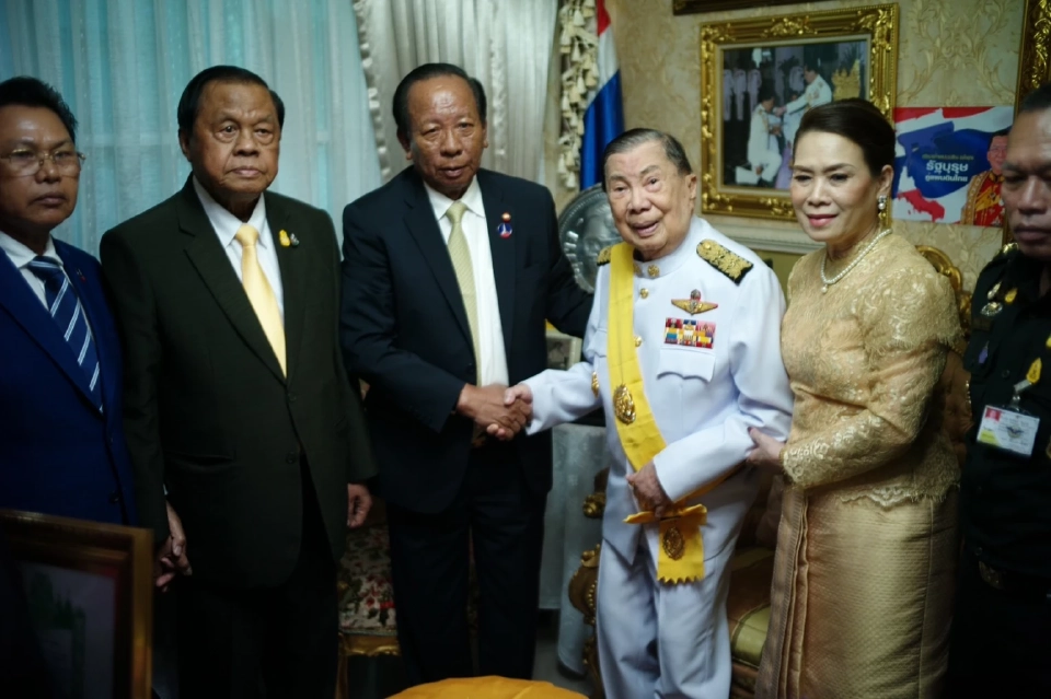 เปิดภาพ "พล.อ.ชวลิต ยงใจยุทธ" รับมอบเครื่องราชฯสูงสุดจากรัฐบาลกัมพูชา