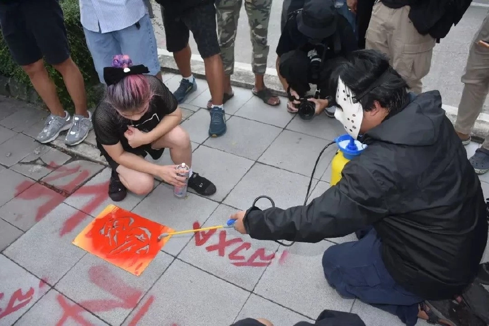 วธ.แจ้งความเอาผิด ม็อบทะลุวัง 18 ราย บุกรุก-พ่นสีป้ายกระทรวง