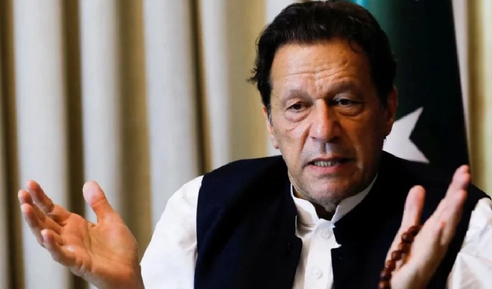 นายอิมราน ข่าน อดีตนายกรัฐมนตรีปากีสถาน เจอโทษจำคุก 3 ปี 