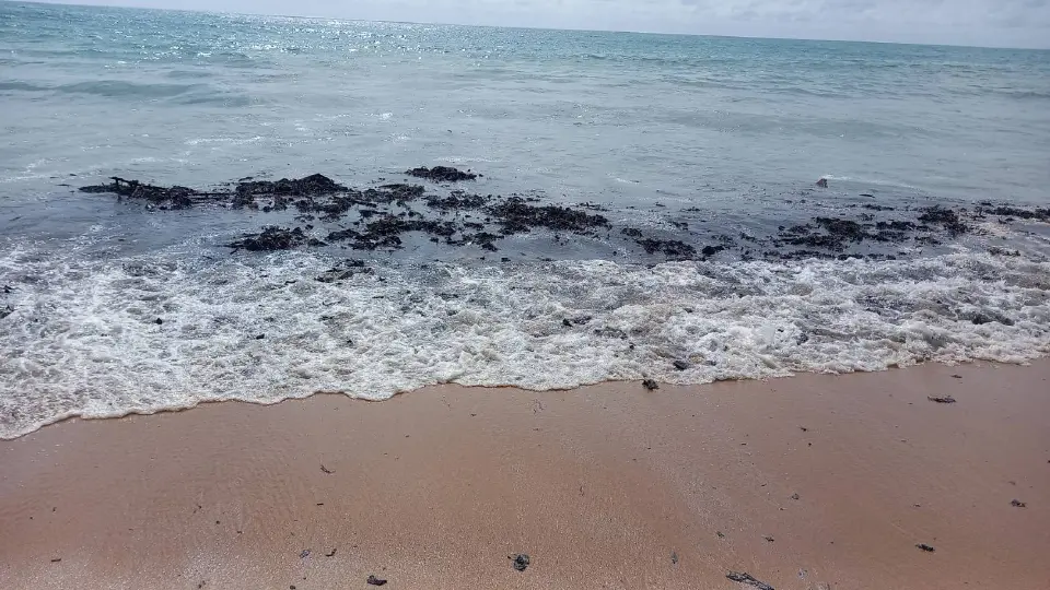 พบคราบน้ำมันในทะเล หาดในยาง-ไม้ขาว จ.ภูเก็ต “เจ้าท่า” เร่งสอบ
