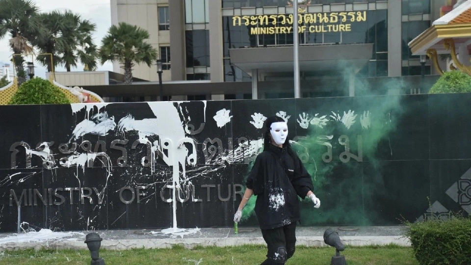 วธ.แจ้งความเอาผิด ม็อบทะลุวัง 18 ราย บุกรุก-พ่นสีป้ายกระทรวง