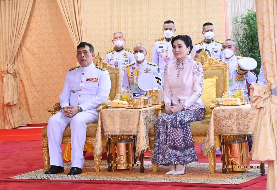 ในหลวง พระราชินี เสด็จฯ ไปทรงเปิดศาลหลักเมืองประจำจังหวัดนราธิวาส