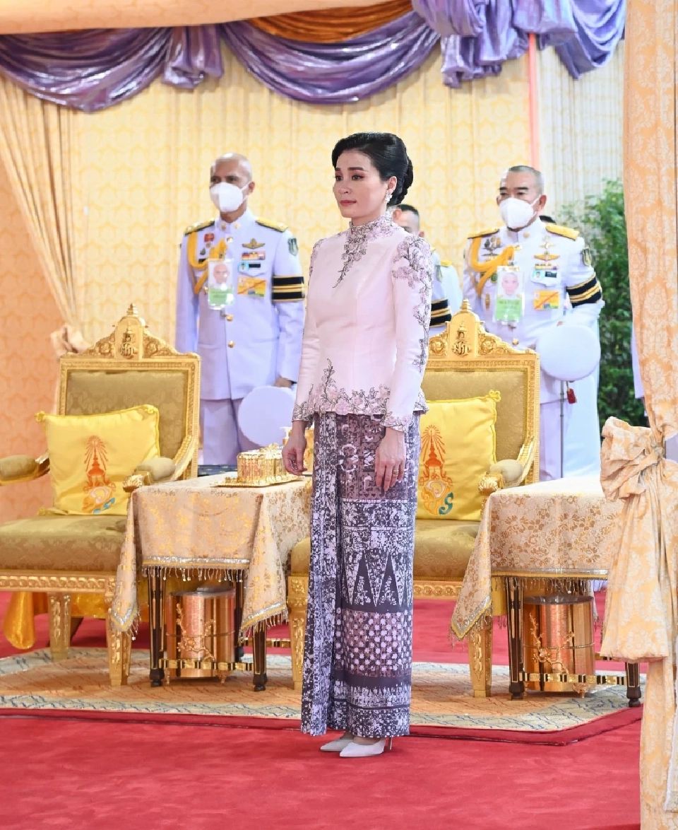 ในหลวง พระราชินี เสด็จฯ ไปทรงเปิดศาลหลักเมืองประจำจังหวัดนราธิวาส