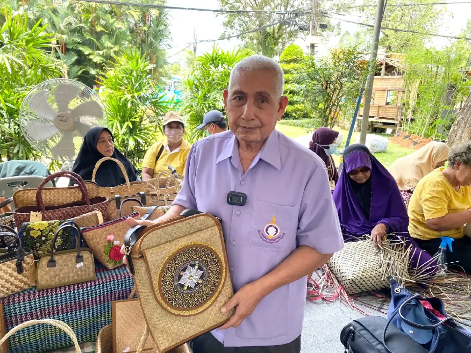 นายโสภณ อีแมลอดิง  ราษฎรกลุ่มพัฒนาอาชีพบ้านค่าย ต.กะลุวอ อ.เมืองนราธิวาส จ.นราธิวาส