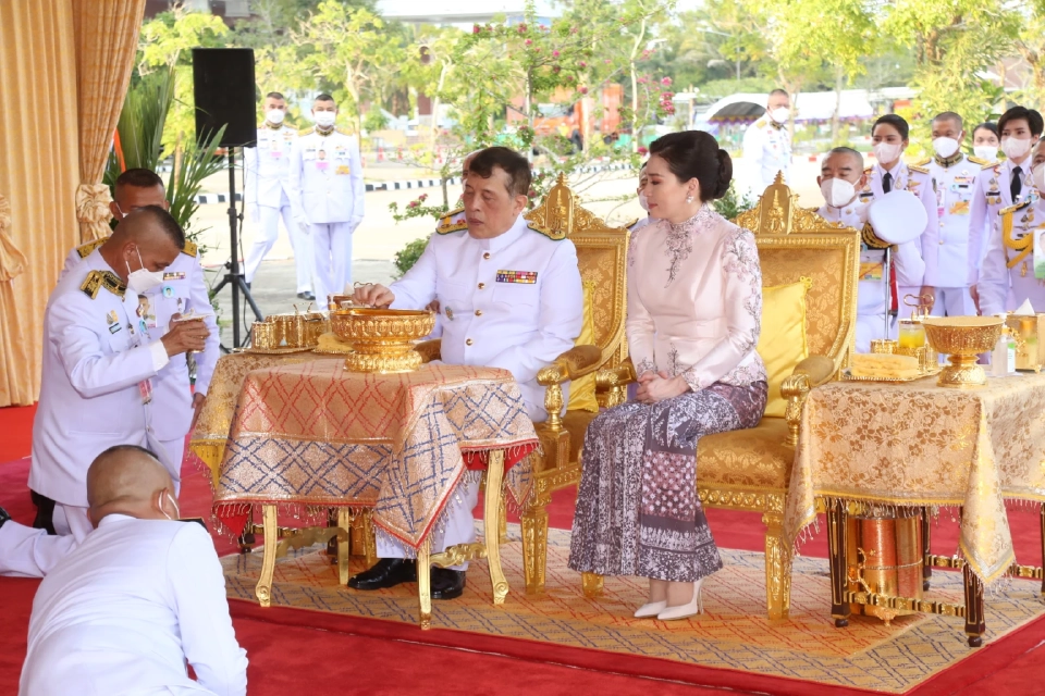 ในหลวง พระราชินี เสด็จฯ ไปทรงเปิดศาลหลักเมืองประจำจังหวัดนราธิวาส