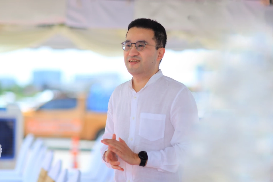 นายปีเตอร์ กาญจนพาสน์  ประธานกรรมการ บริษัท บางกอกแลนด์ จำกัด (มหาชน)