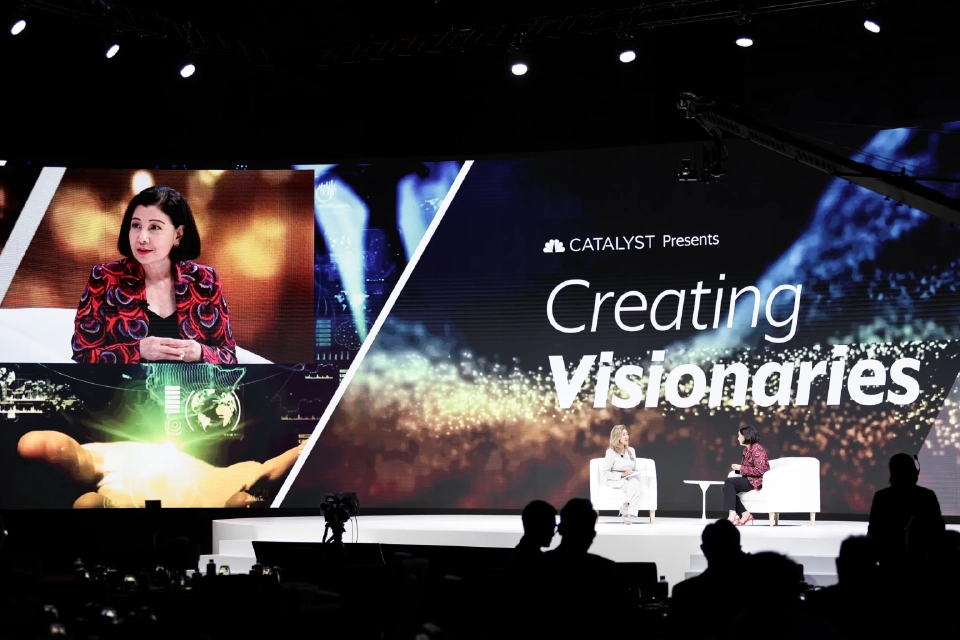 คุณชฎาทิพ จูตระกูล ประธานเจ้าหน้าที่บริหาร กลุ่มบริษัทสยามพิวรรธน์ ร่วมเสวนาใน หัวข้อ Creating Visionaries