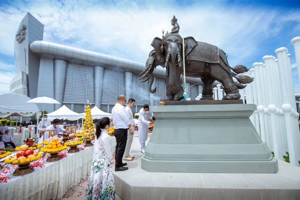 บางกอกแลนด์สร้าง "พระอินทร์ทรงช้างเอราวัณ" รำลึกผู้ก่อตั้งเมืองทองธานี