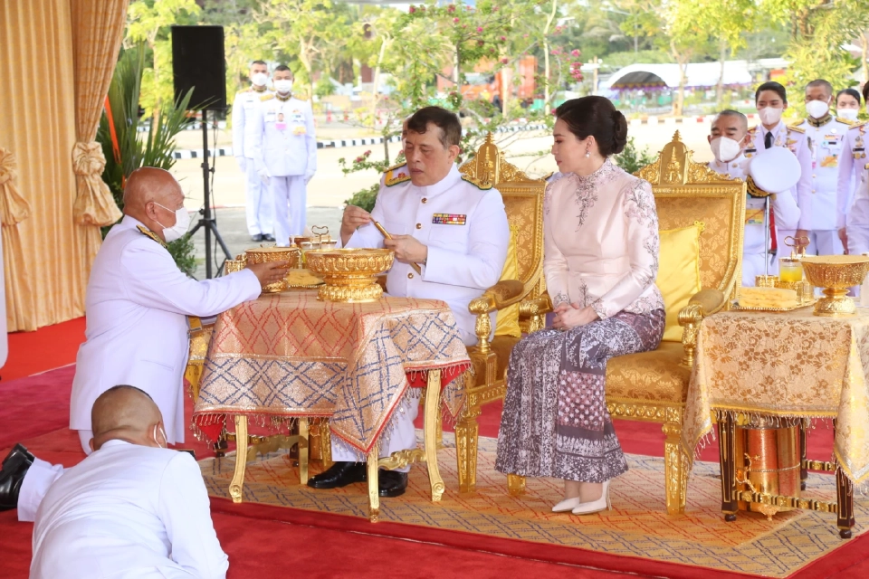 ในหลวง พระราชินี เสด็จฯ ไปทรงเปิดศาลหลักเมืองประจำจังหวัดนราธิวาส