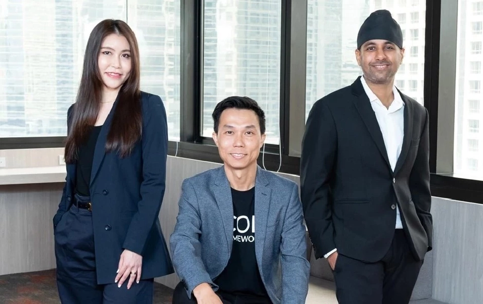 คณะผู้บริหารบริษัท ไอคอน เฟรมเวิร์ค จำกัด (จากภาพซ้ายไปขวา) คุณนวรัตน์ เลิศศิลาทอง Chief Operating Officer,                                                     คุณวรรณเทพ หรูวิจิตร Chief Executive Officer, คุณนวนิธิ จันทร์ศรีชวาลา Chief Financial Officer