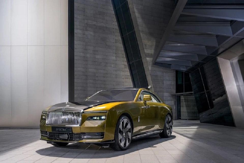 Rolls-Royce Spectre ราคา 31.8 ล้านบาท