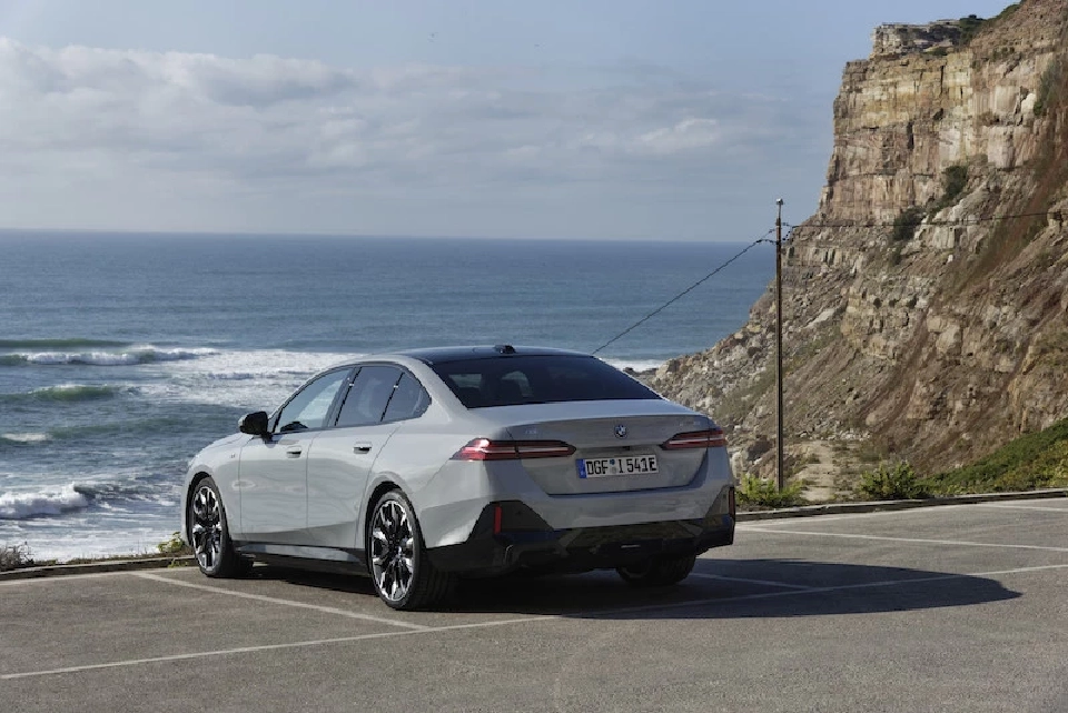 รีวิว BMW i5 eDrive40 EV