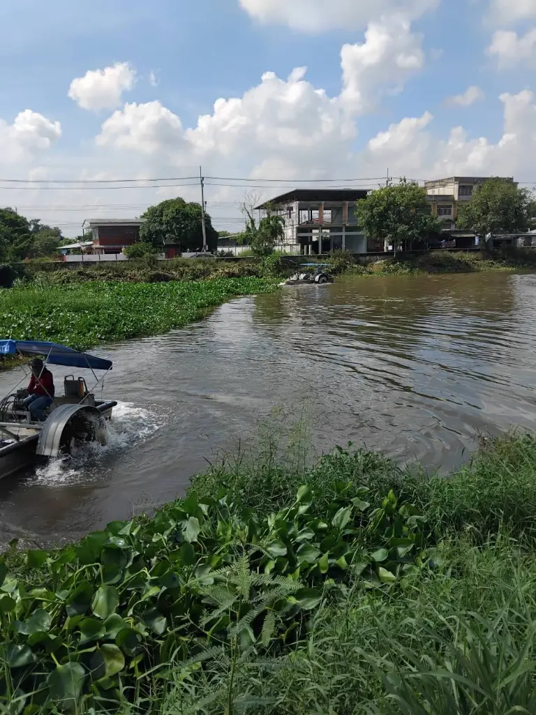 ชป.ติดตั้งเครื่องสูบน้ำต่อเนื่อง พร้อมกำจัดสิ่งกีดขวางทางน้ำ เตรียมรับฤดูแล้ง