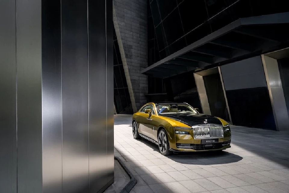 Rolls-Royce Spectre ราคา 31.8 ล้านบาท