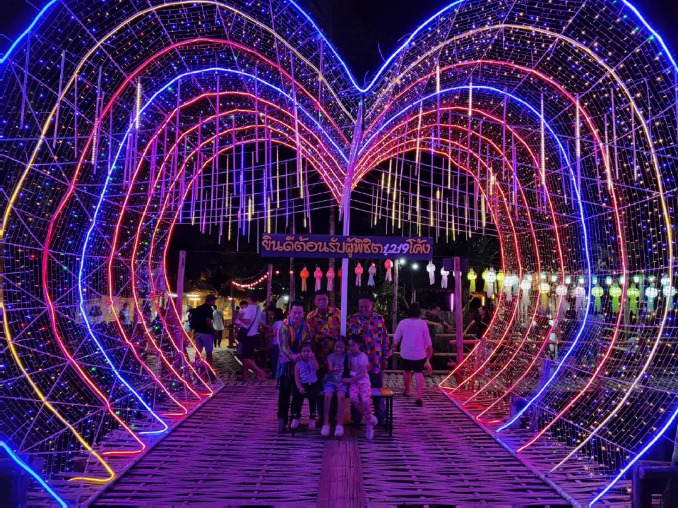 บรรยากาศยามค่ำในถนนคนเดิน เทศบาลตำบลอุ้มผาง อ.อุ้มผาง จ.ตาก