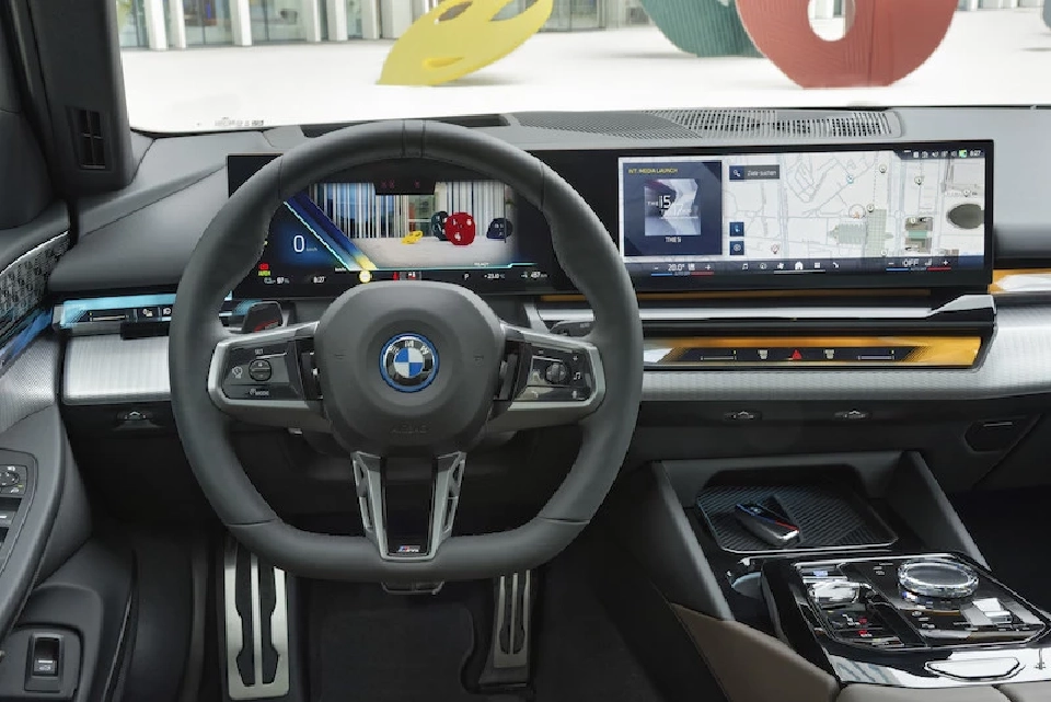รีวิว BMW i5 eDrive40 EV