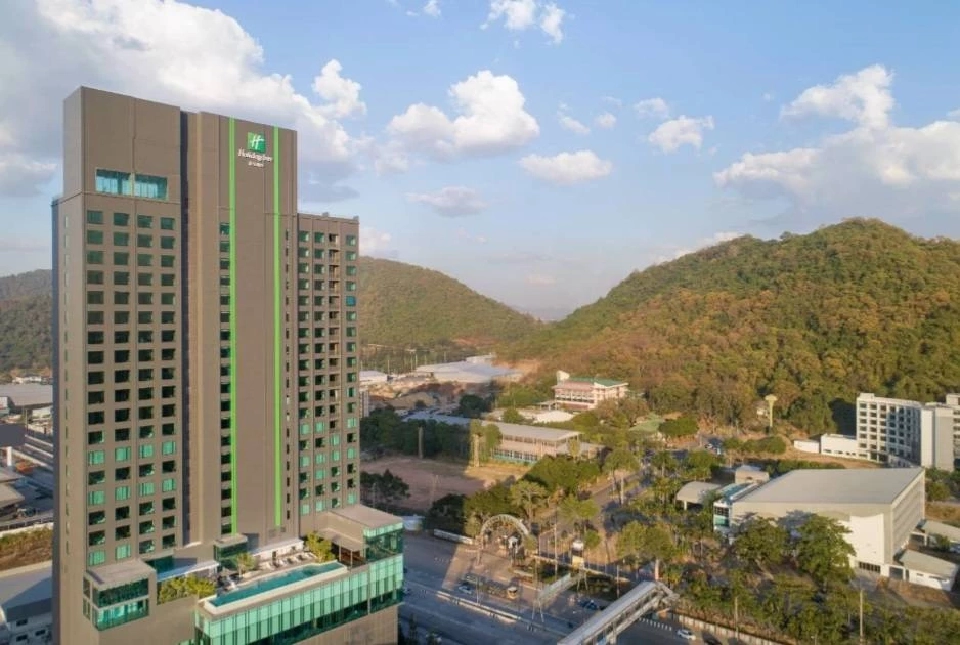 โรงแรมฮอลิเดย์ อินน์ แอนด์ สวีทส์ ศรีราชา แหลมฉบัง