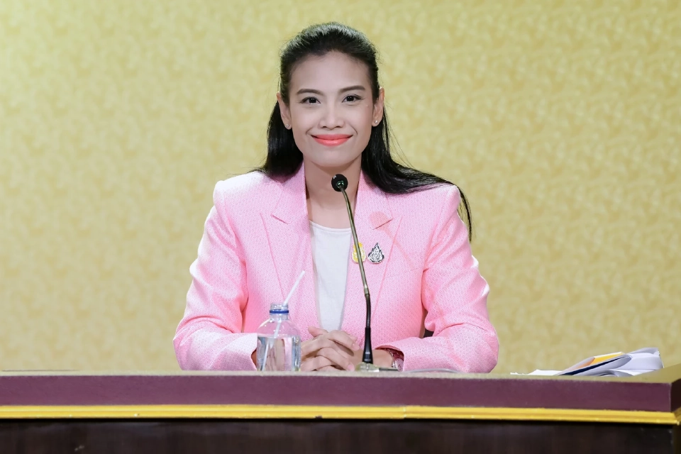 นางรัดเกล้า อินทวงศ์ สุวรรณคีรี รองโฆษกประจำสำนักนายกรัฐมนตรี