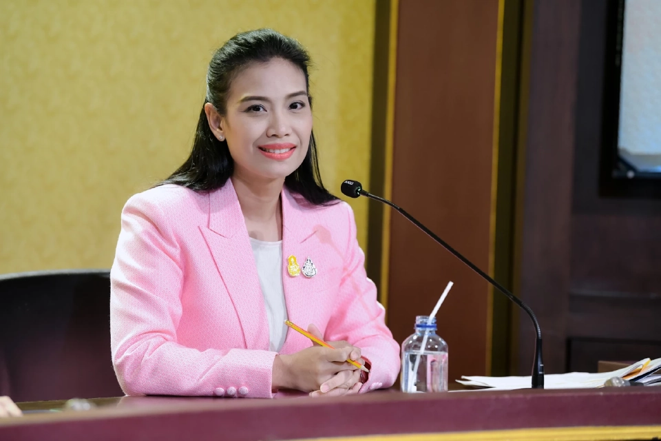 นางรัดเกล้า อินทวงศ์ สุวรรณคีรี รองโฆษกประจำสำนักนายกรัฐมนตรี