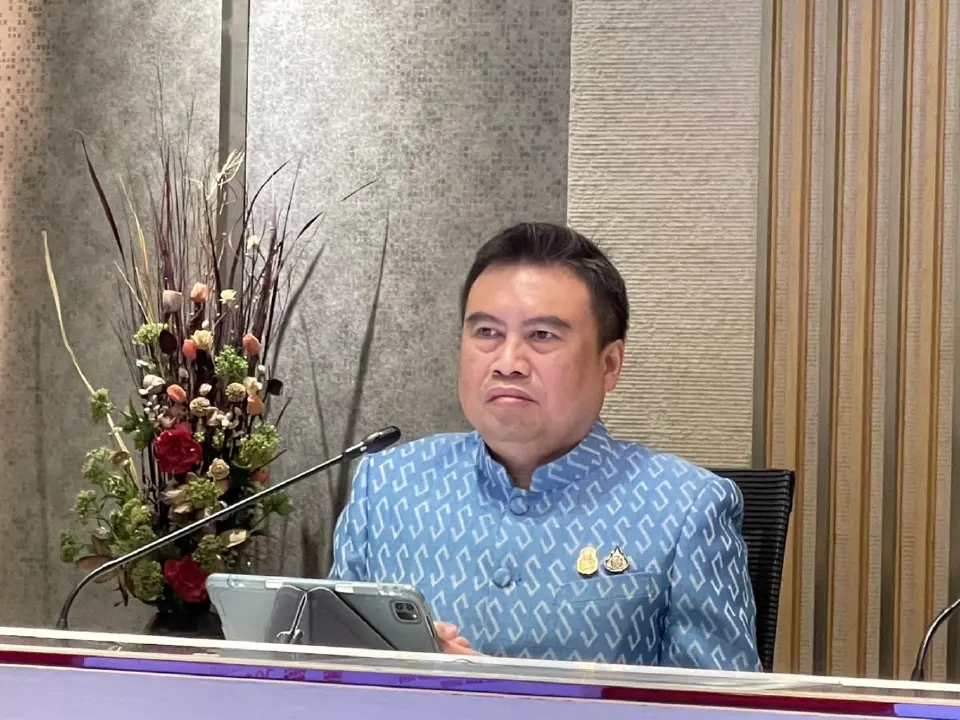 นายพรชัย ฐีระเวช ผู้อำนวยการสำนักงานเศรษฐกิจการคลัง 