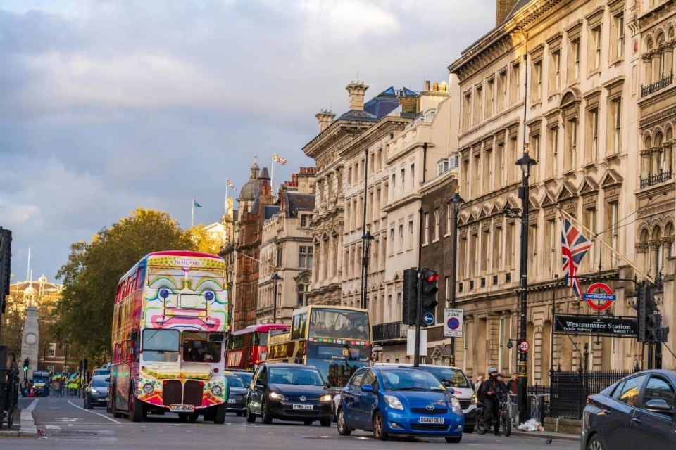 ททท.เปิดตัวรถบัส วิ่งรอบลอนดอน โปรโมท softpower ไทย