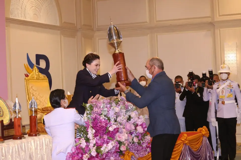 พระราชินี พระราชทานรางวัลการแข่งขันเรือใบ “ภูเก็ตคิงส์คัพรีกัตต้า” ทรงนำทีมเข้าเส้นชัยอันดับที่ 1