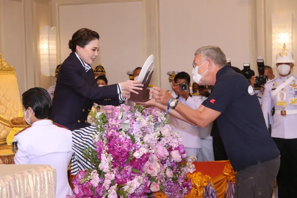 พระราชินี พระราชทานรางวัลการแข่งขันเรือใบ “ภูเก็ตคิงส์คัพรีกัตต้า” ทรงนำทีมเข้าเส้นชัยอันดับที่ 1