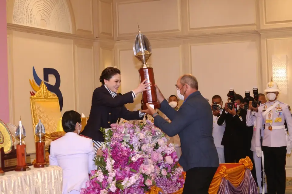 พระราชินี พระราชทานรางวัลการแข่งขันเรือใบ “ภูเก็ตคิงส์คัพรีกัตต้า” ทรงนำทีมเข้าเส้นชัยอันดับที่ 1