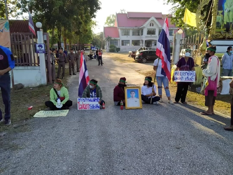 ชาวบ้านตาก ปักหลัก  ปิดประตูอบต.แม่ท้อ  ค้านสัมปทานเหมืองหินดอยชาติ    