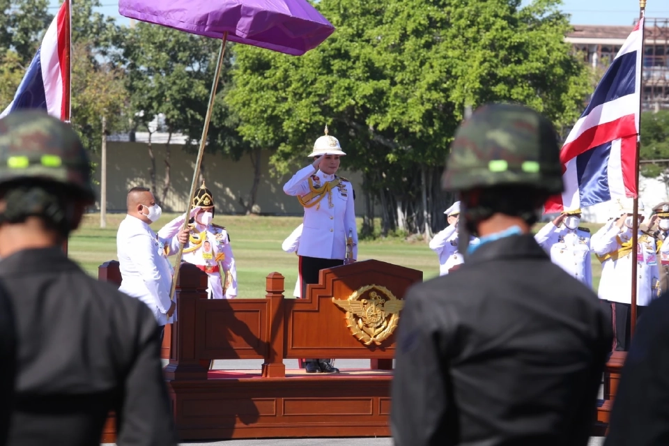 "พระราชินี" เสด็จฯทอดพระเนตรการฝึกทางทหาร และการแข่งขันกองทหารเกียรติยศ