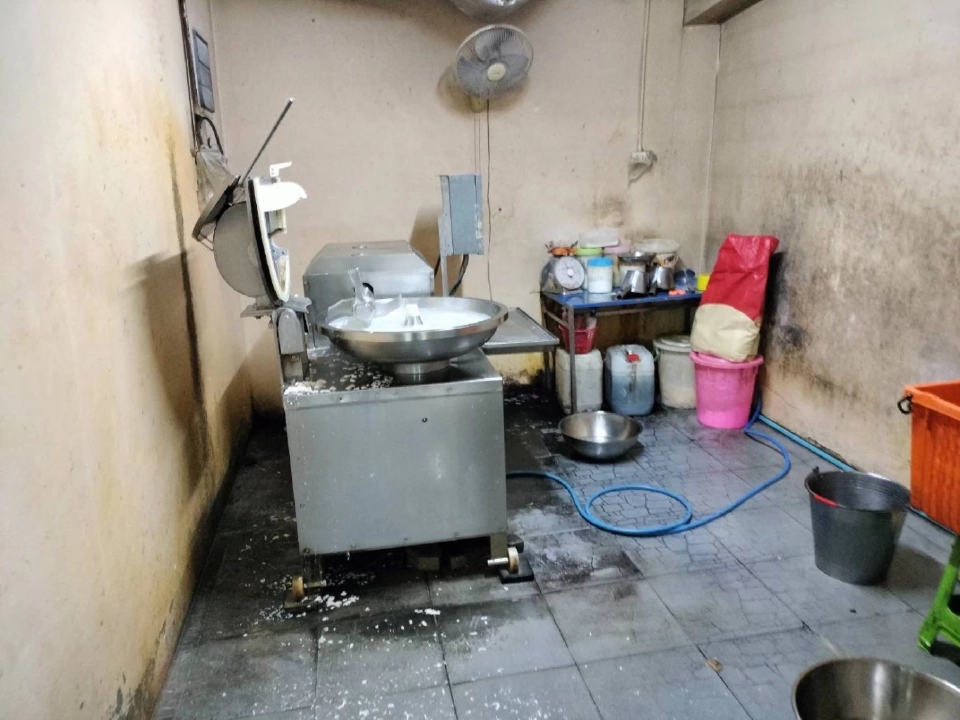 บุกทลาย "โรงงานลูกชิ้นเถื่อน" ผสมสารฟอกขาว ส่งขายทั่วกทม.-ปริมณฑล