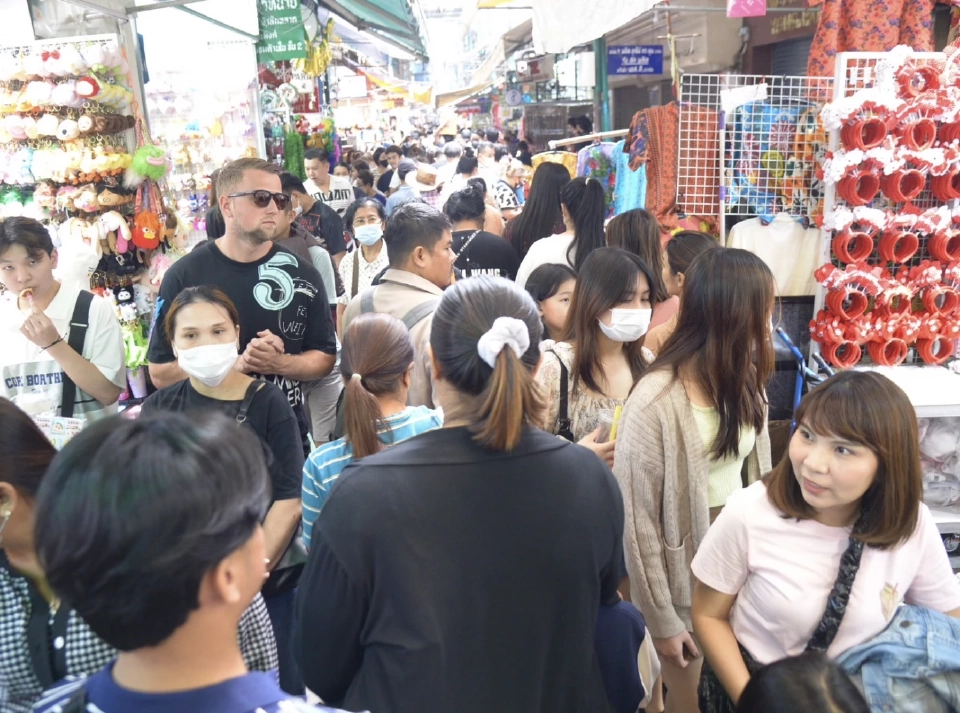 ทั้งนักท่องเที่ยวต่างชาติ และนักชอปชาวไทย มุ่งหน้าตลาดสำเพ็ง มองหาของขวัญราคาย่อมเยา และใช้ประโยชน์ได้ 