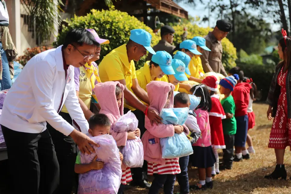 ผบ.ตร.ส่งซานตาคลอส"ตำรวจปากช่อง"มอบไออุ่นให้น้องๆ คลายหนาวเขาใหญ่