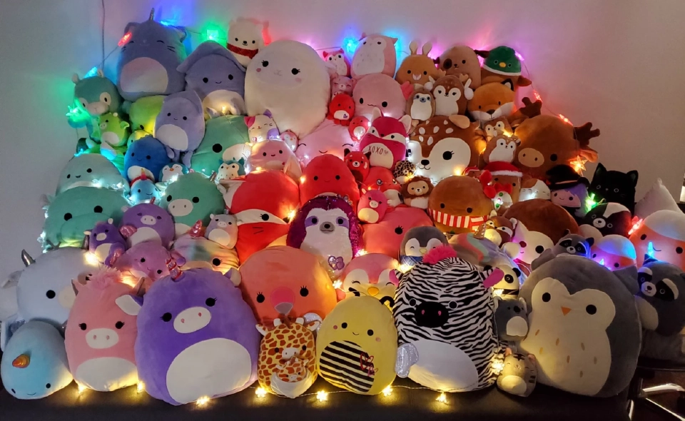 ตุ๊กตาสควิชแมลโลว์ โดยบริษัทเคลลี่ทอยในเครือแจซแวร์ส เป็นหมอนรูปทรงไข่ที่ขายดีอย่างมาก แถมราคาย่อมเยา 