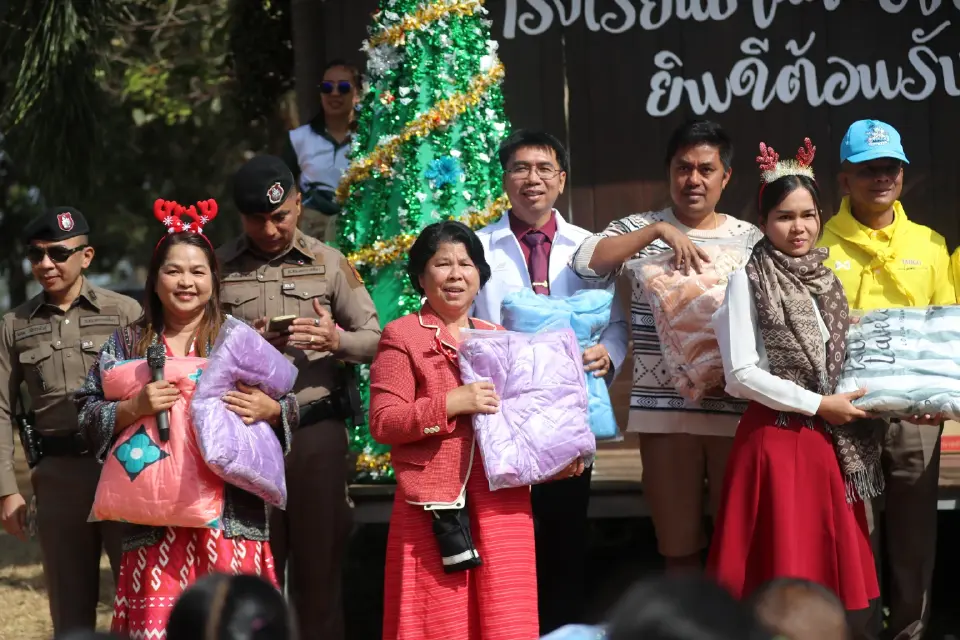 ผบ.ตร.ส่งซานตาคลอส"ตำรวจปากช่อง"มอบไออุ่นให้น้องๆ คลายหนาวเขาใหญ่