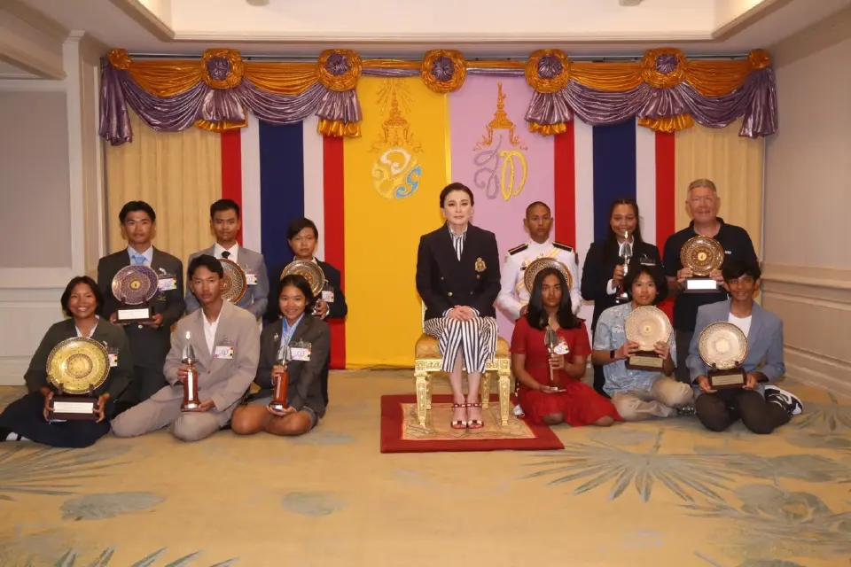 พระราชินี พระราชทานรางวัลการแข่งขันเรือใบ “ภูเก็ตคิงส์คัพรีกัตต้า” ทรงนำทีมเข้าเส้นชัยอันดับที่ 1
