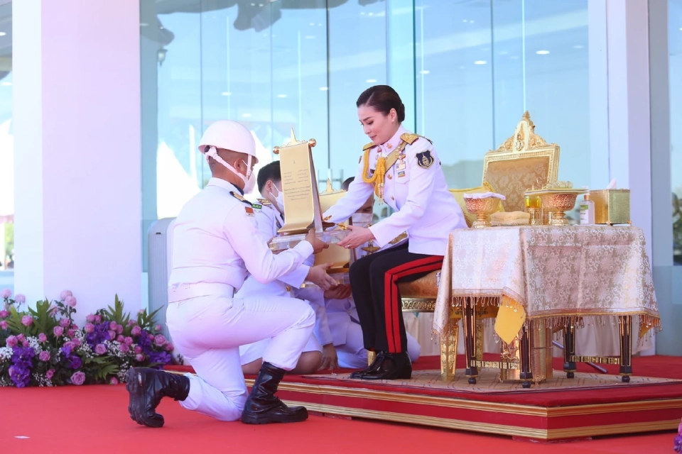 "พระราชินี" เสด็จฯทอดพระเนตรการฝึกทางทหาร และการแข่งขันกองทหารเกียรติยศ