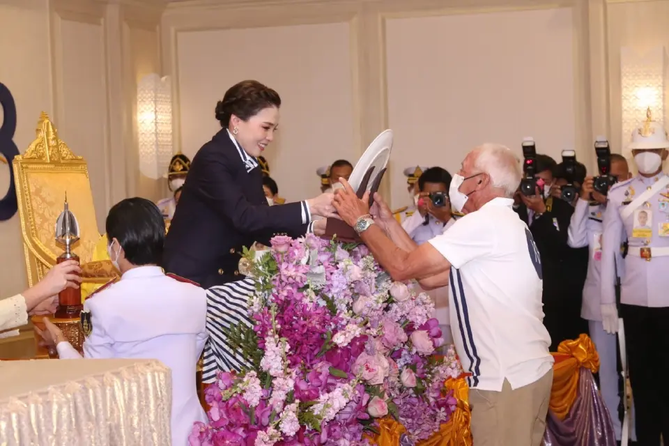 พระราชินี พระราชทานรางวัลการแข่งขันเรือใบ “ภูเก็ตคิงส์คัพรีกัตต้า” ทรงนำทีมเข้าเส้นชัยอันดับที่ 1