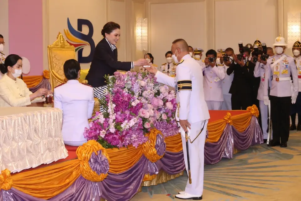 พระราชินี พระราชทานรางวัลการแข่งขันเรือใบ “ภูเก็ตคิงส์คัพรีกัตต้า” ทรงนำทีมเข้าเส้นชัยอันดับที่ 1