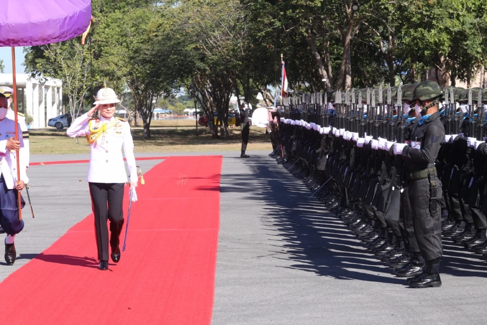 "พระราชินี" เสด็จฯทอดพระเนตรการฝึกทางทหาร และการแข่งขันกองทหารเกียรติยศ