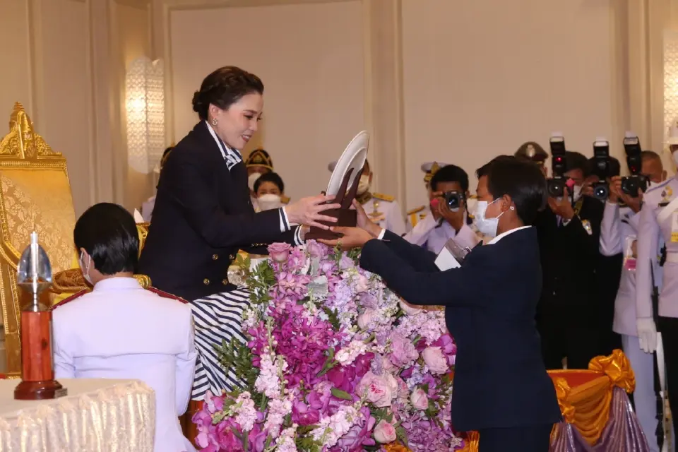พระราชินี พระราชทานรางวัลการแข่งขันเรือใบ “ภูเก็ตคิงส์คัพรีกัตต้า” ทรงนำทีมเข้าเส้นชัยอันดับที่ 1