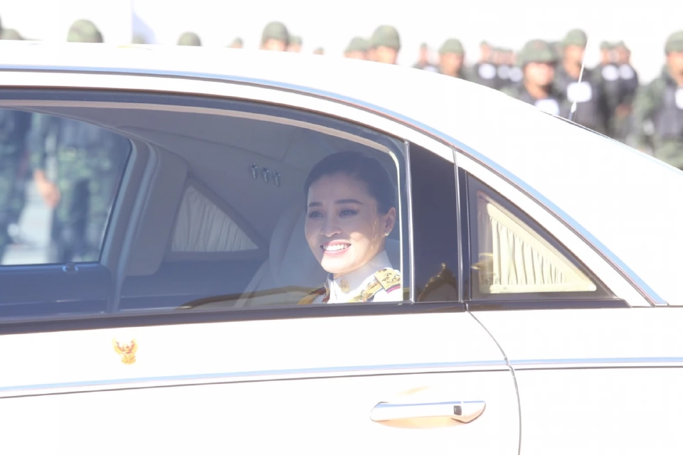 "พระราชินี" เสด็จฯทอดพระเนตรการฝึกทางทหาร และการแข่งขันกองทหารเกียรติยศ