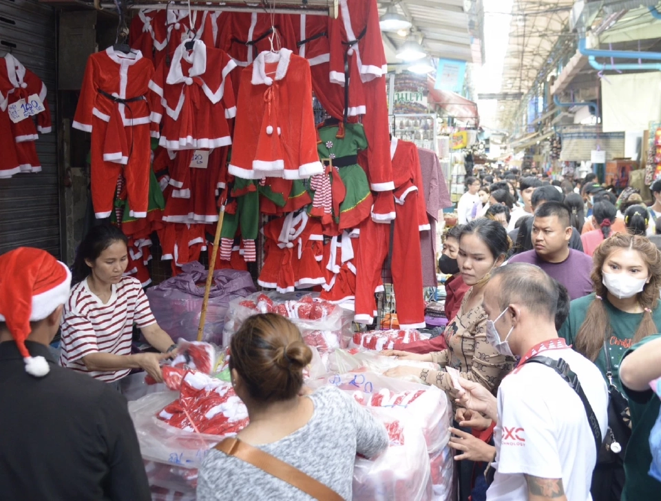 ซานตาคลอสยังต้องมาซื้อเสื้อผ้าที่สำเพ็ง 