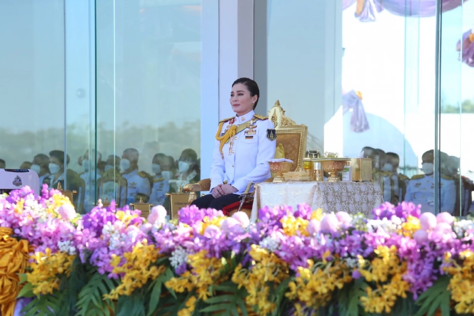"พระราชินี" เสด็จฯทอดพระเนตรการฝึกทางทหาร และการแข่งขันกองทหารเกียรติยศ